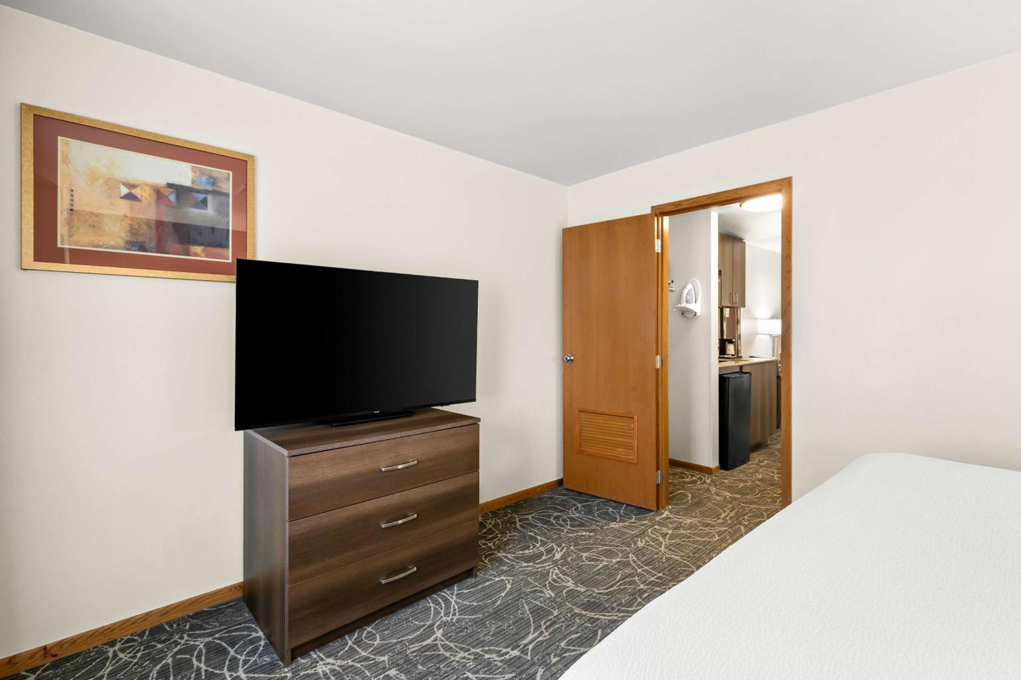 Western West Towne Hotel 3*