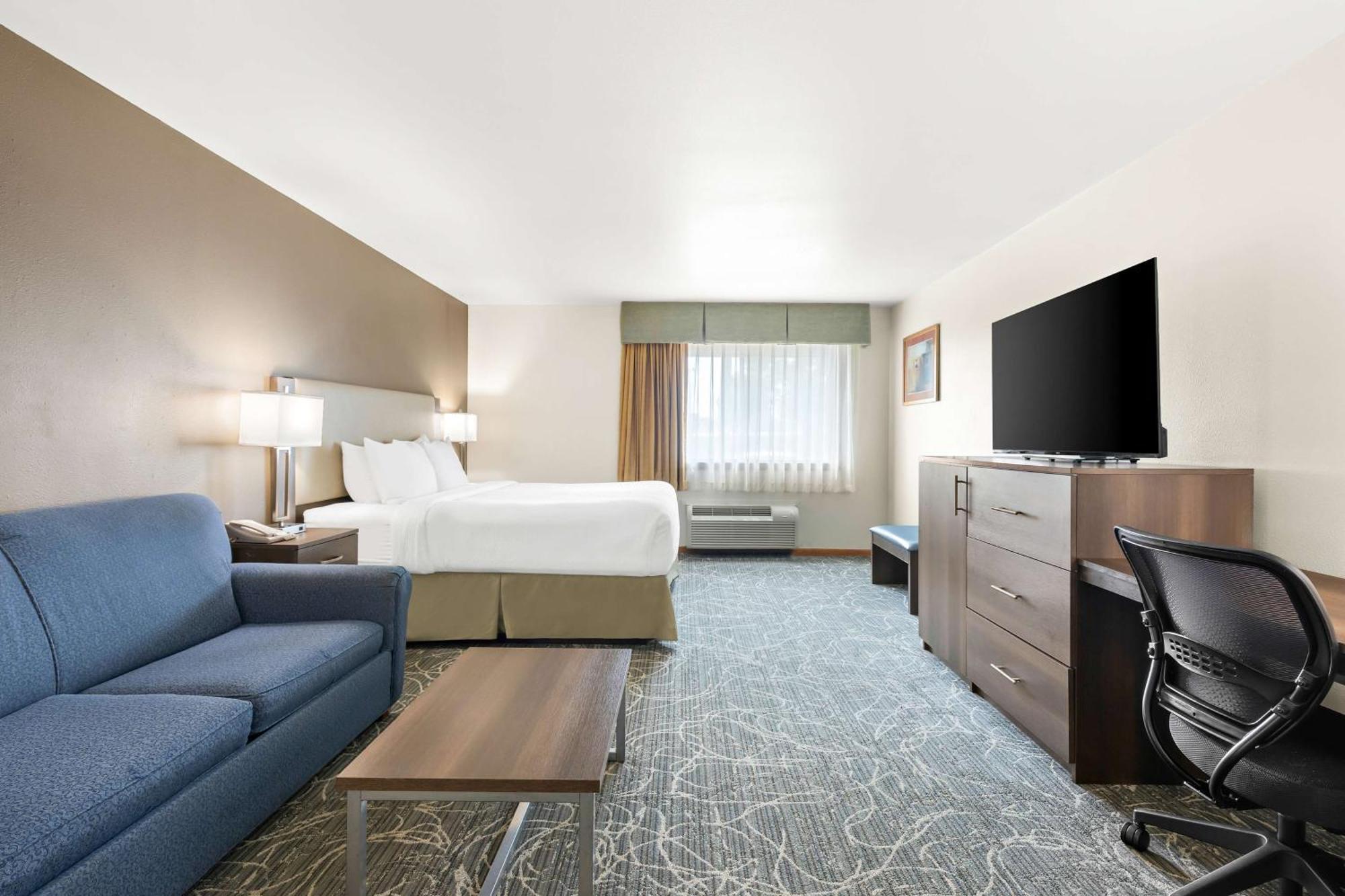 Western West Towne Hotel 3*